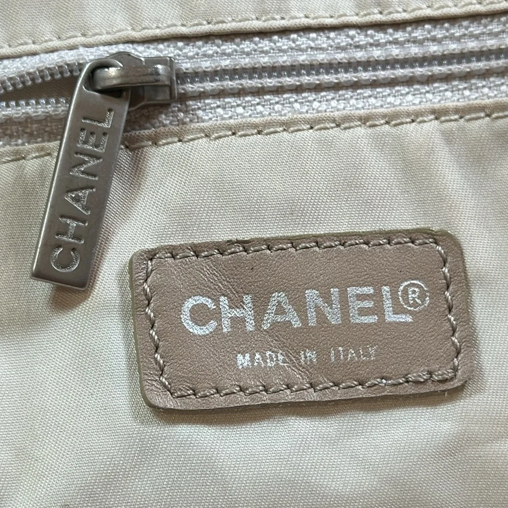 CHANEL Travel Line Fabric Tote Cream, Leather Straps, Serial 7 Series 2002-03 - Picture 3 of 15
